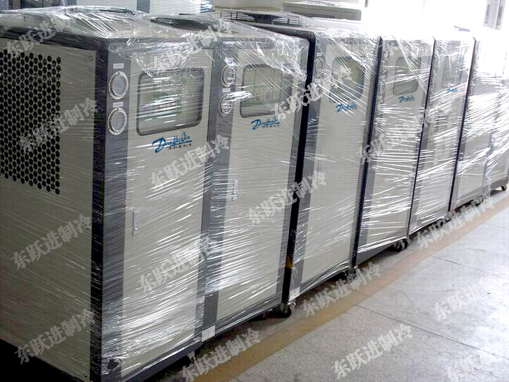 風(fēng)冷箱式冷水機(jī) 風(fēng)冷箱式冷水機(jī)